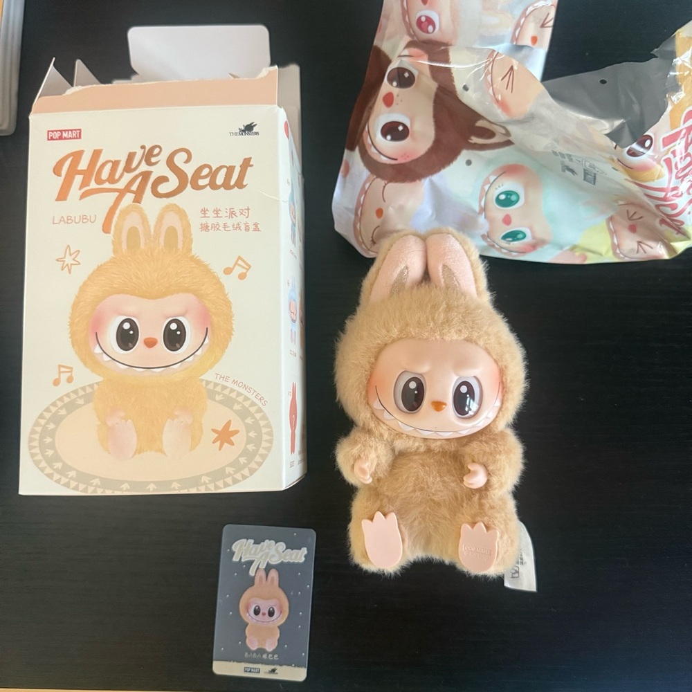 Popmart have a seat labubu Baba